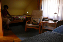 Schlafzimmer mit Einzel- und französischem Bett