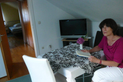 Frühstückstisch, TV und Flur